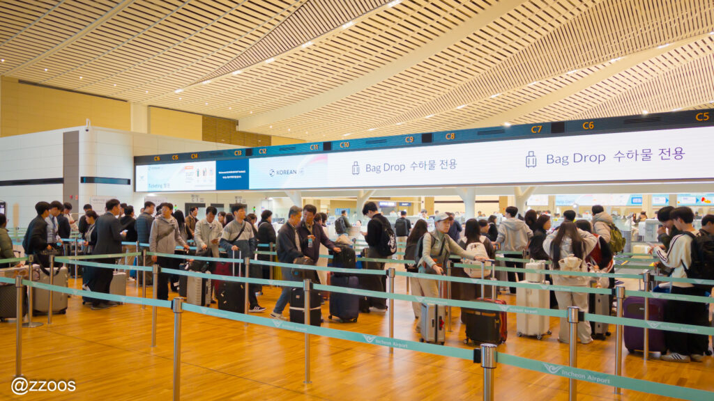 早朝の空港ターミナルに集まる人たち