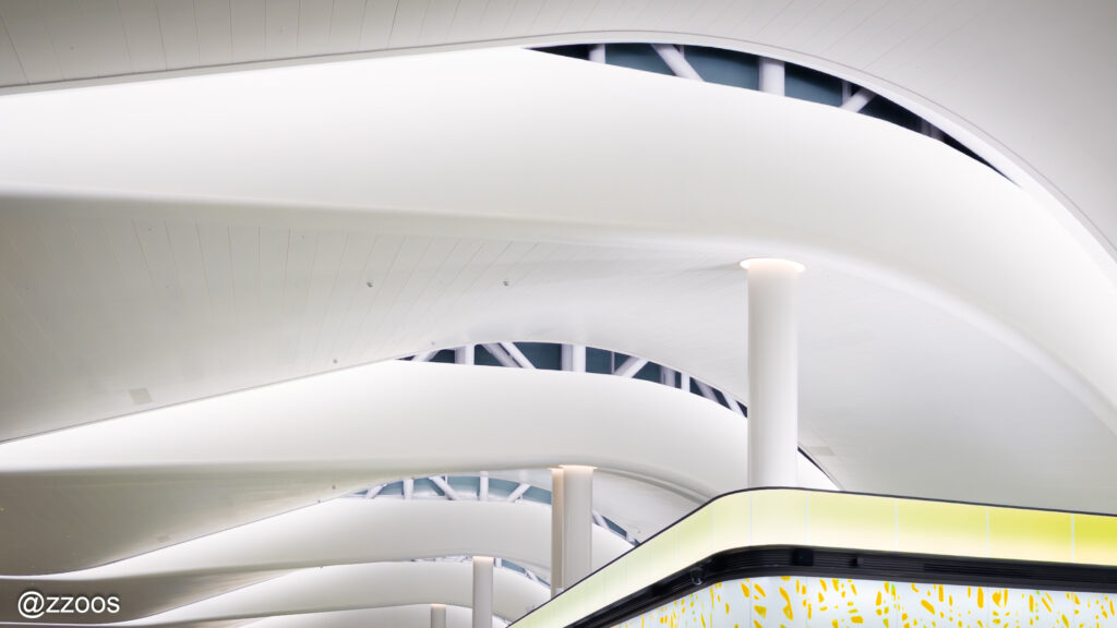 仁川空港ターミナルの天井にある大きな天窓