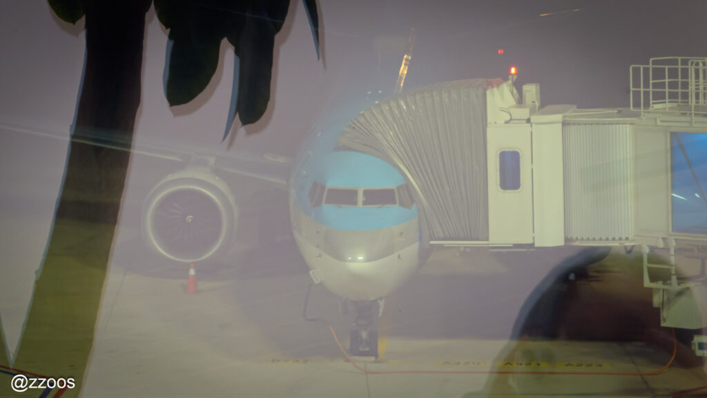  窓の外に見える、搭乗準備中の飛行機