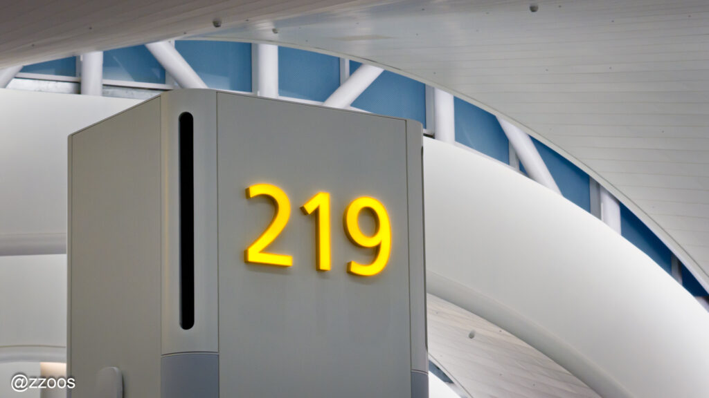 仁川空港の搭乗ゲート番号を示すサイン