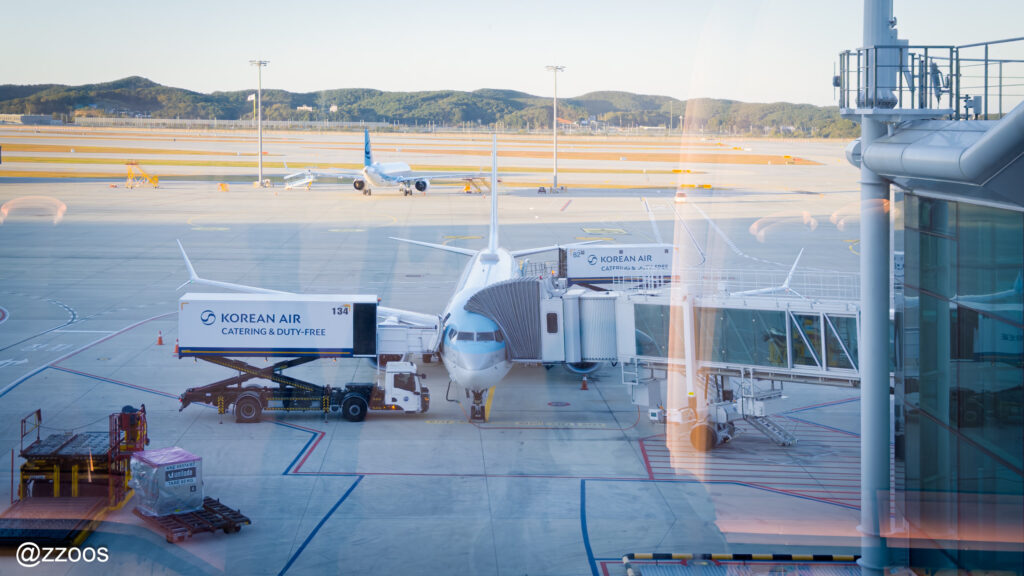 朝日が差し込むターミナルの窓の外