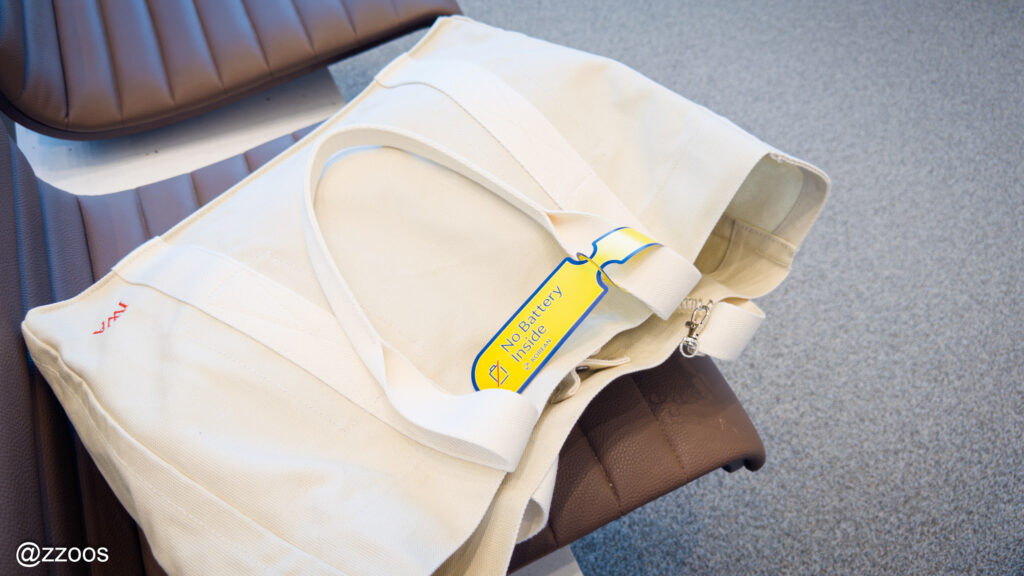 バッグに取り付けられた「バッテリーなし」の注意タグ