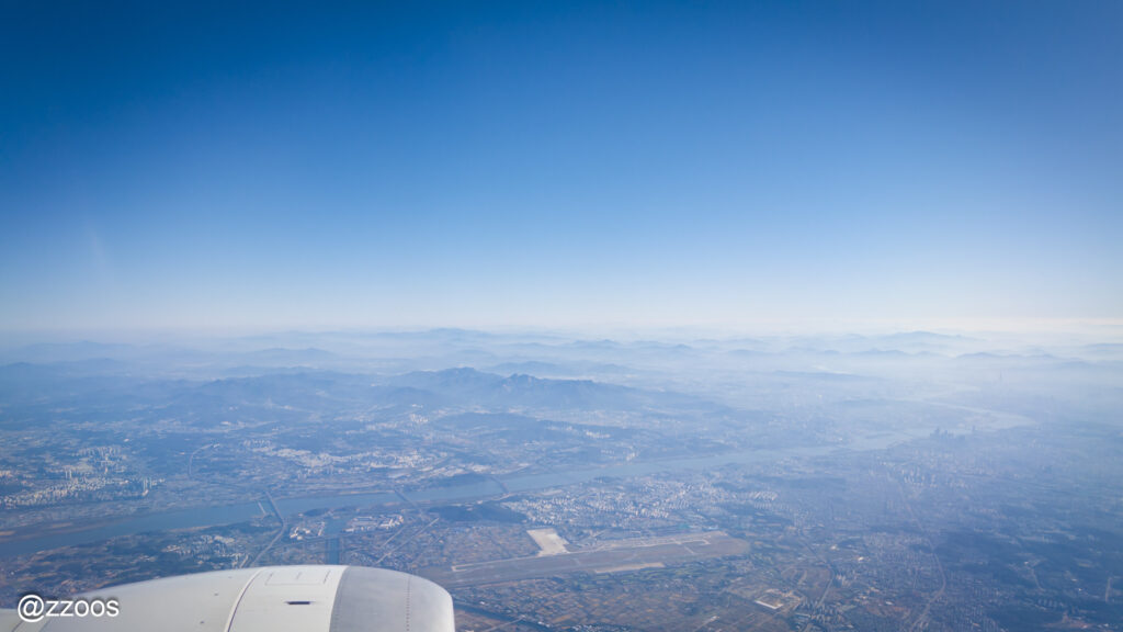 飛行機の窓から見える外の景色