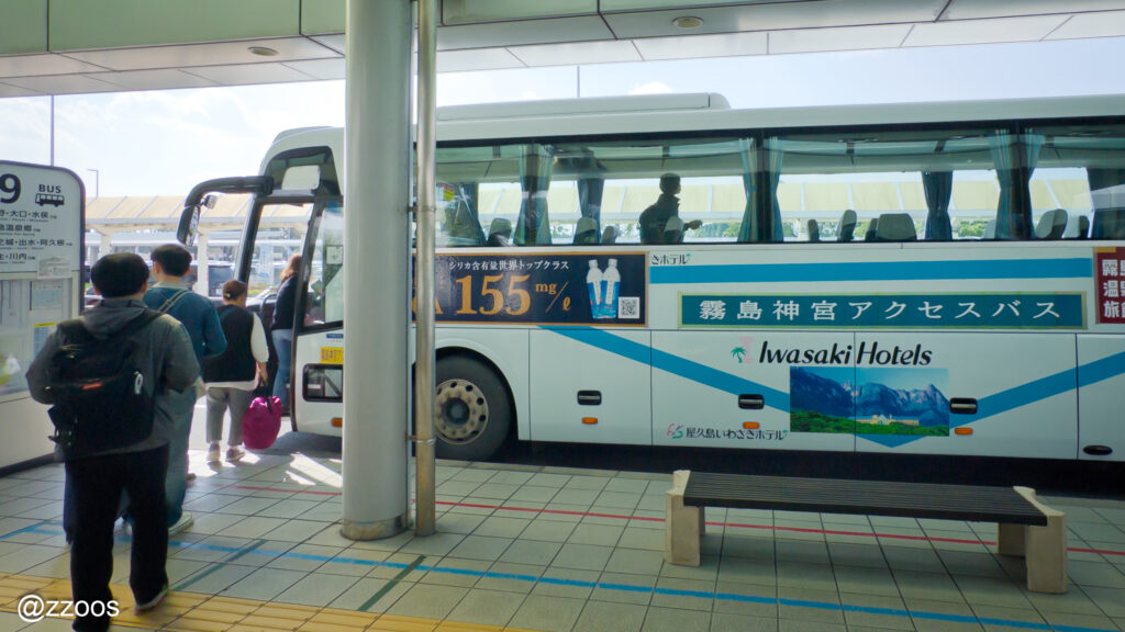 霧島神宮アクセスバスに乗車する様子