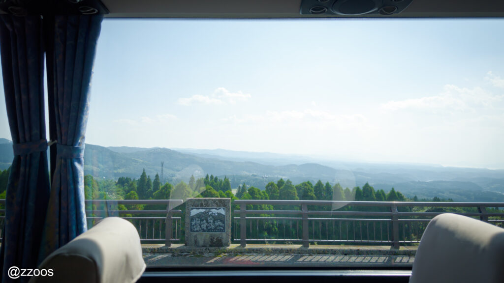 霧島の森を走るバスの車窓風景