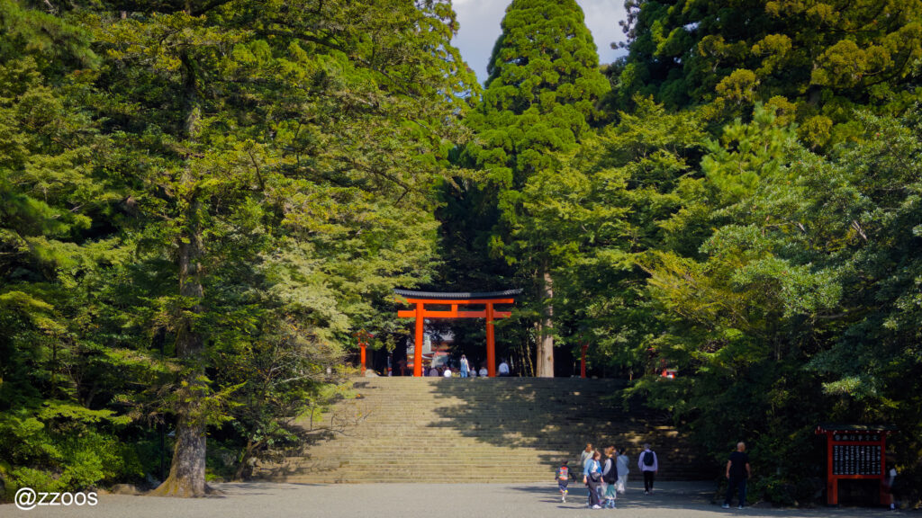 赤い鳥居とその前に続く石段