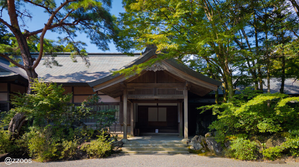 歴史を感じさせる神宮の社務所