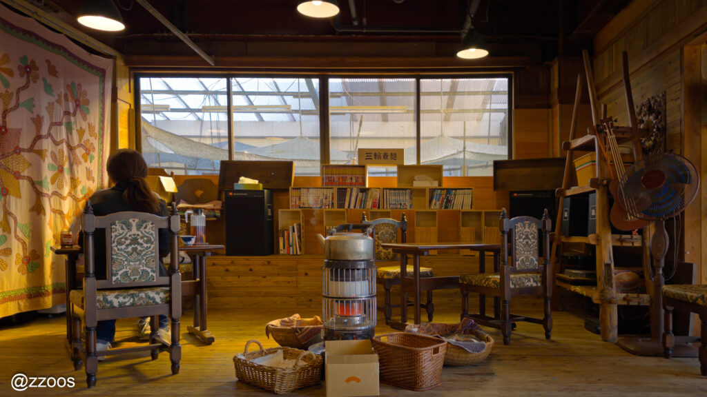 古いストーブのある店内でくつろぎながら話すお客さんたち