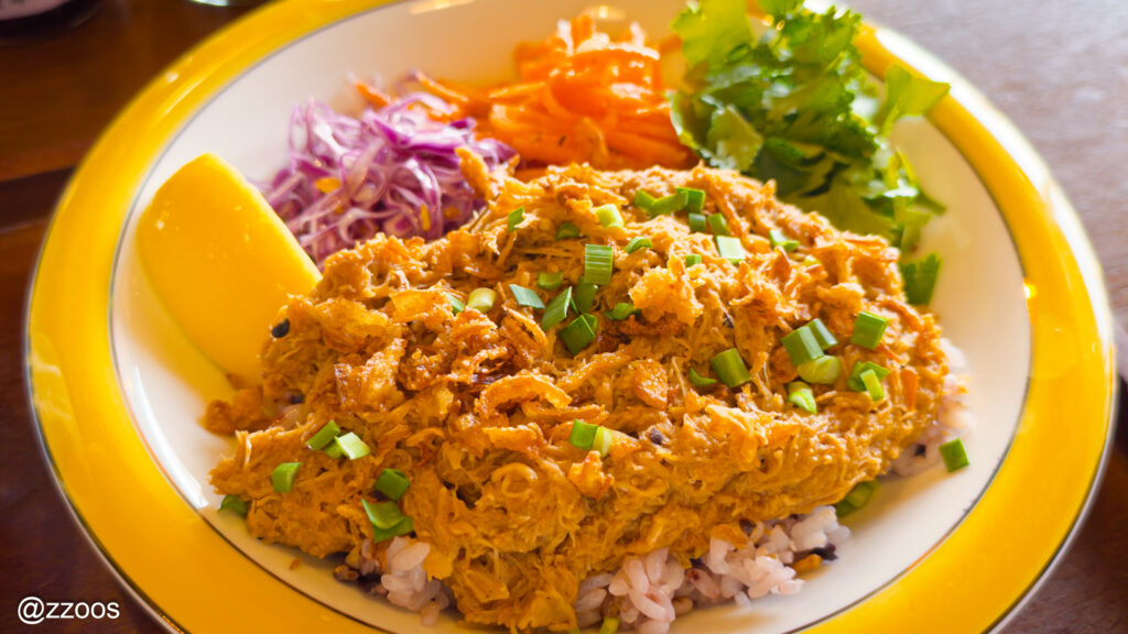 ごはんの上にチキンがのった丼料理