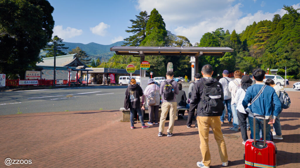 バス停でバスを待つ人たち