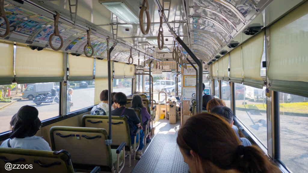 バス車内に乗っている多国籍の乗客たち