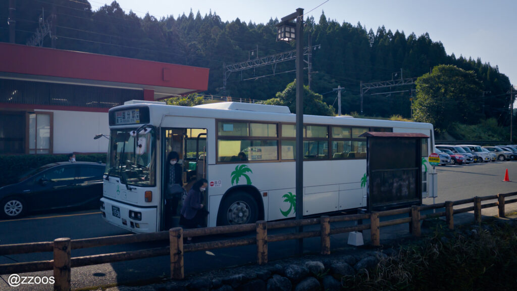 霧島神宮駅の前に到着したバス