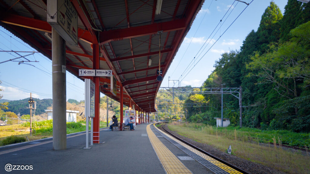 静かな地方駅のプラットホーム