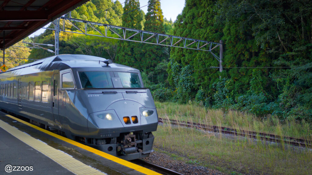 プラットホームに入ってくる特急きりしま号