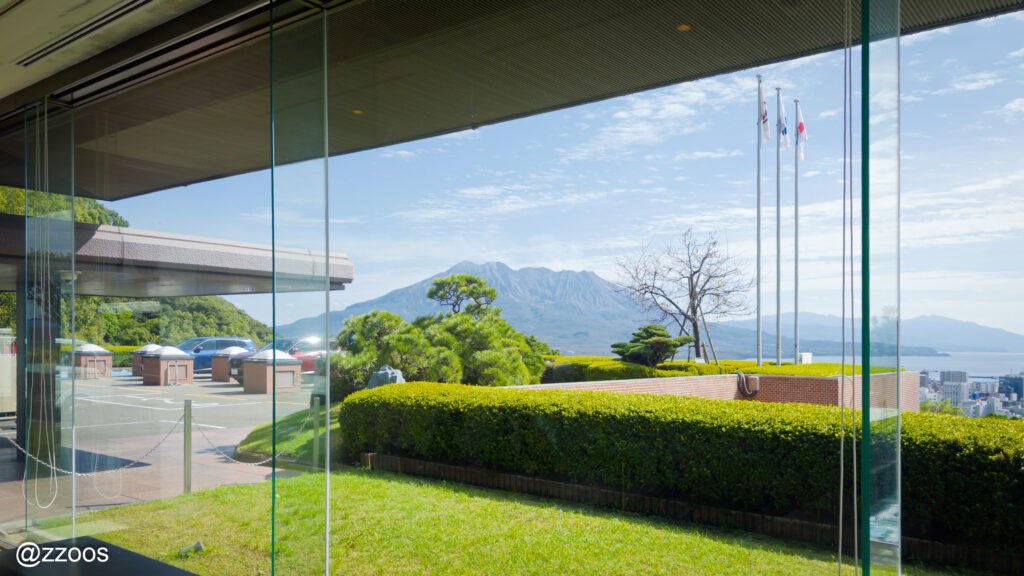 城山ホテル鹿児島のロビーから見た桜島