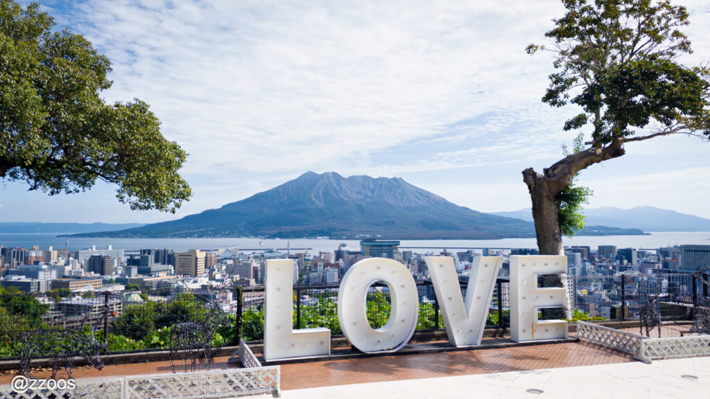 「LOVE」の文字の奥に見える桜島