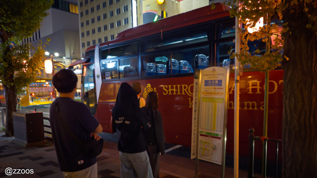 バスを待つ乗客たち