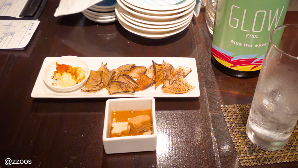 焼酎バーで提供される定番おつまみの干しエイヒレ