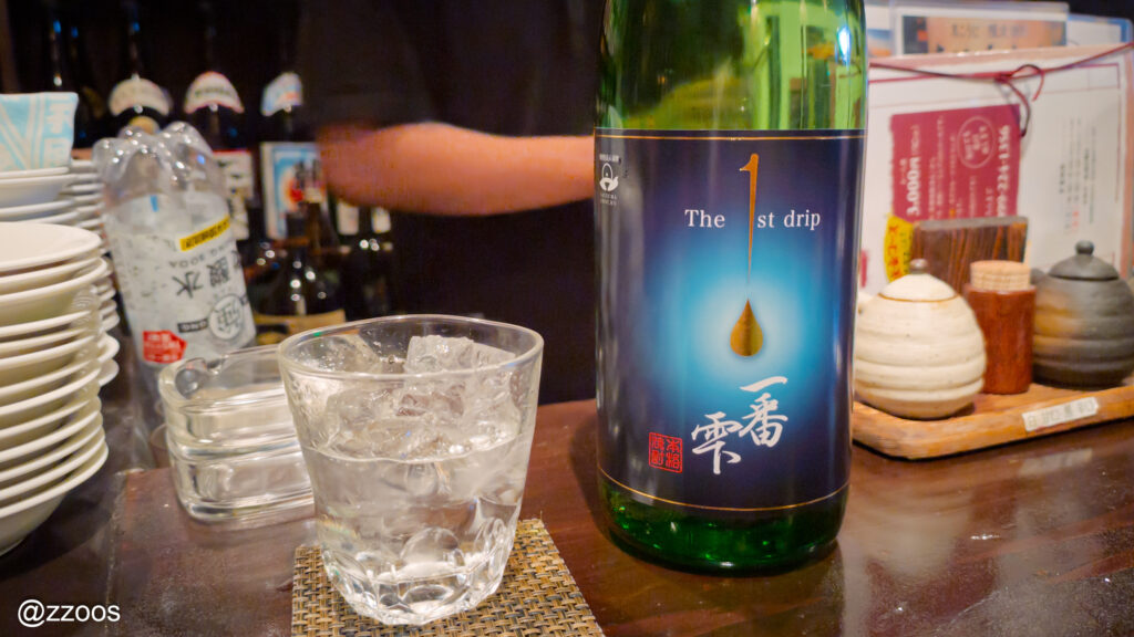 一番雫焼酎のボトルと透明感のあるロックグラス