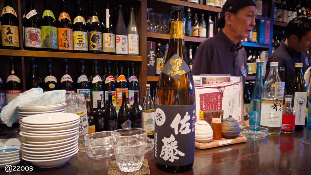 高級焼酎佐藤黒のボトルとロックグラス、焼酎バー酒々蔵の店内