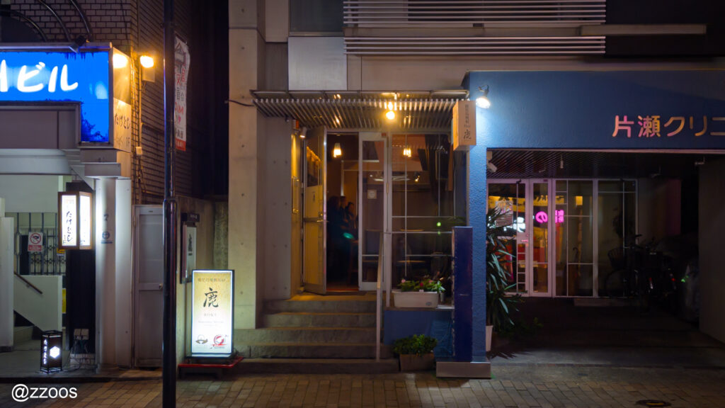 鹿児島・天文館にある焼酎バー「ROKU」の入口。外国人旅行者にも人気の一軒。