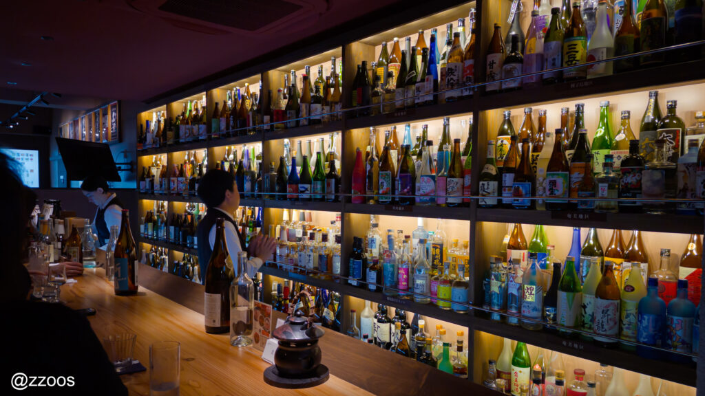 多彩な焼酎ボトルが並ぶ、焼酎バーROKUのバックバー。