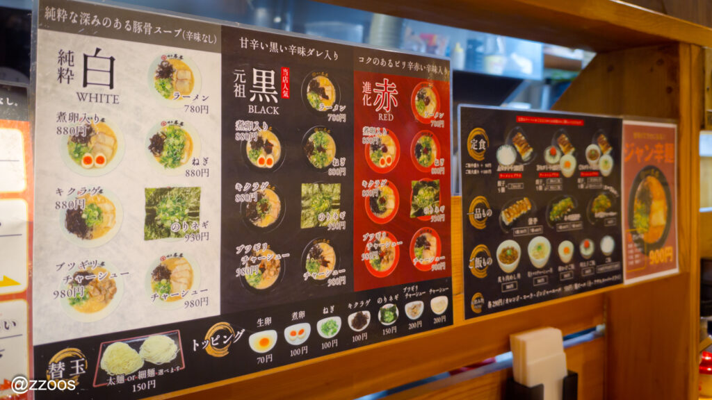 店内の壁に貼られた博多喜喜のラーメンメニュー。