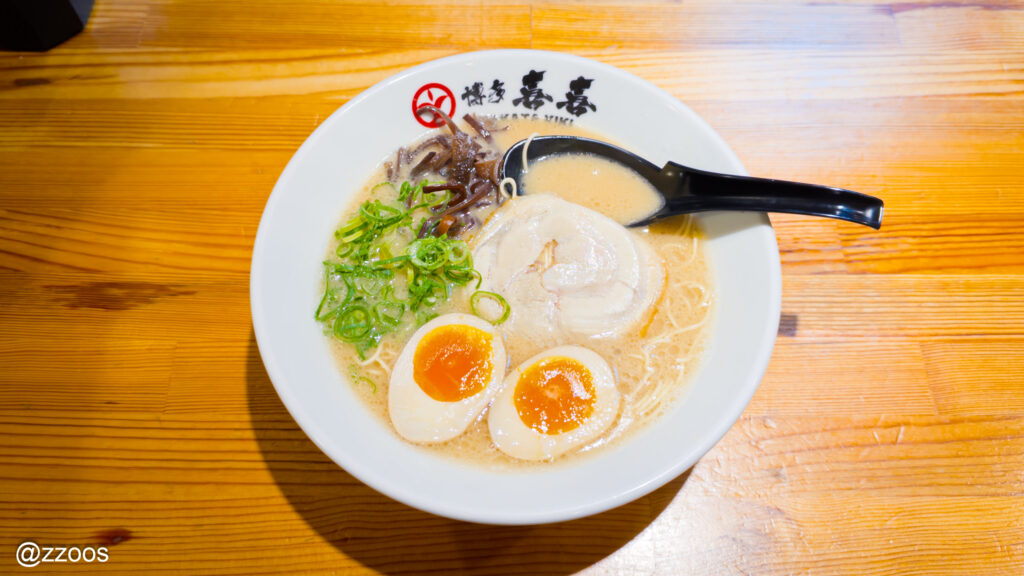 博多喜喜の豚骨ラーメン。一杯のラーメンがはっきり写るアップ写真。