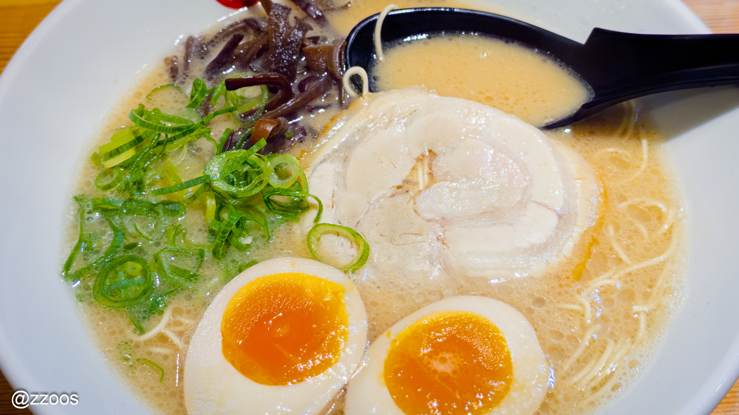 飲み活動の最後は、博多ラーメン