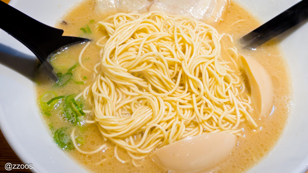 博多喜喜のカタメン仕様の細麺をアップで写したラーメン。