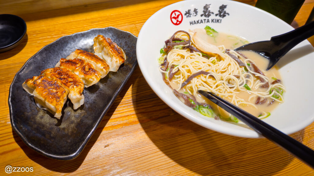 ラーメンと一緒に提供された、よく焼かれたギョーザ。