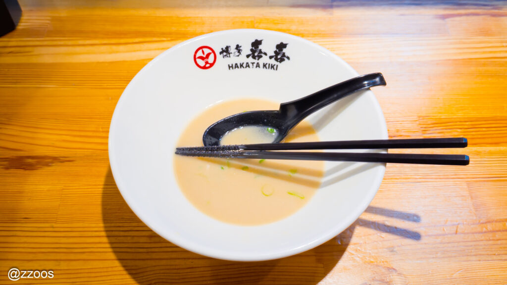 ラーメンを完食した後の空の丼。