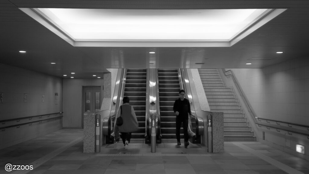 鹿児島中央駅前の地下道。エスカレーターと行き交う人々