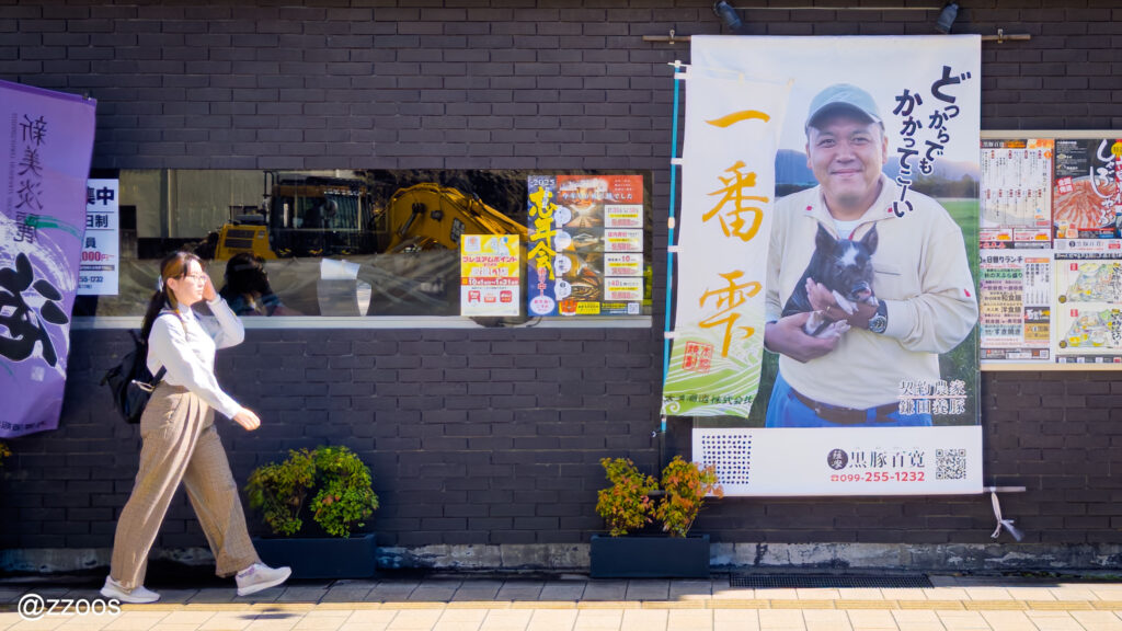 夜の通りを歩く人と個性的な店の看板