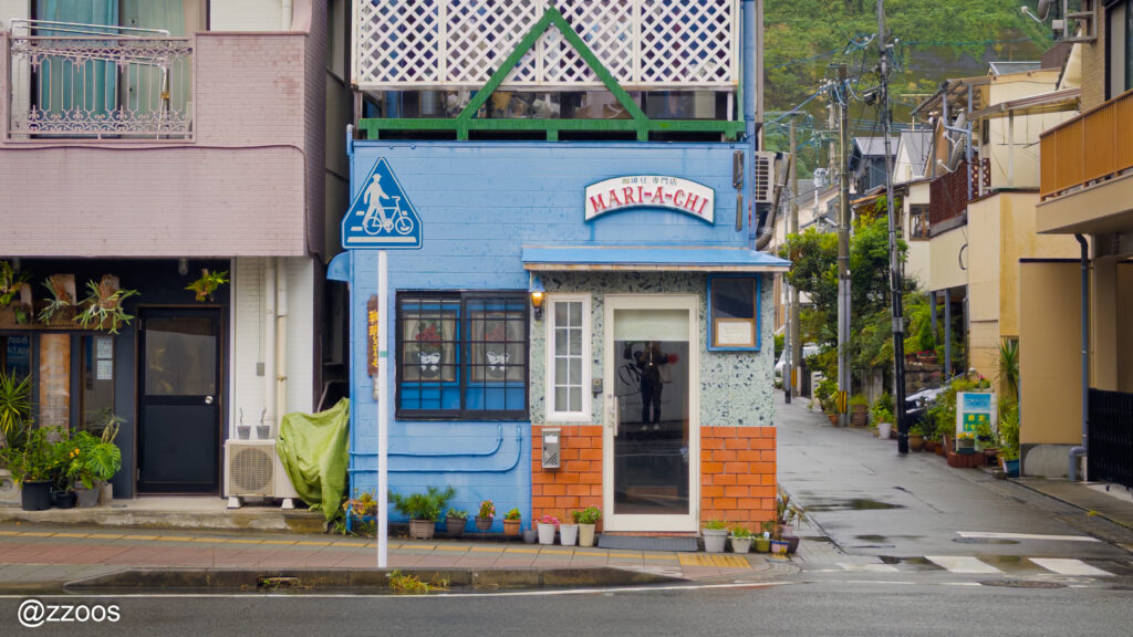 静かな街角にある小さなコーヒー焙煎所