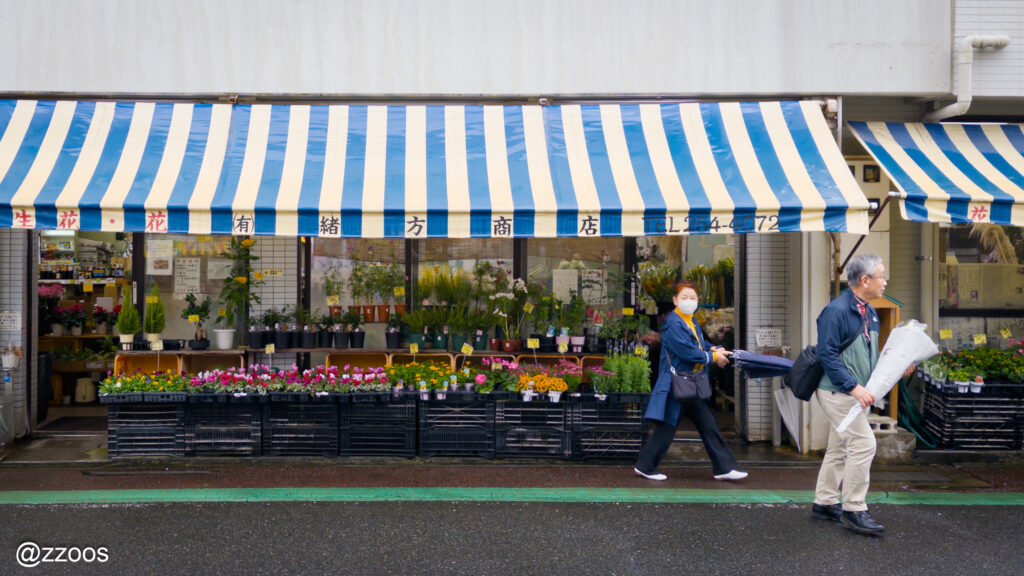 花を買う夫婦がいる住宅街の花屋