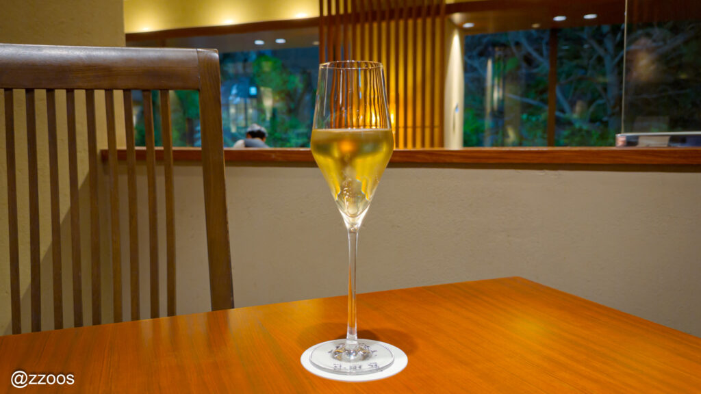 食事の前に出されたシャンパン一杯
