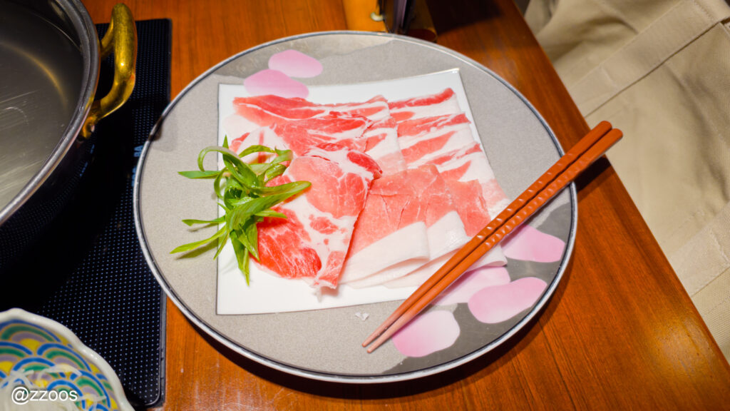 薄く切られた霧島産黒豚の肉