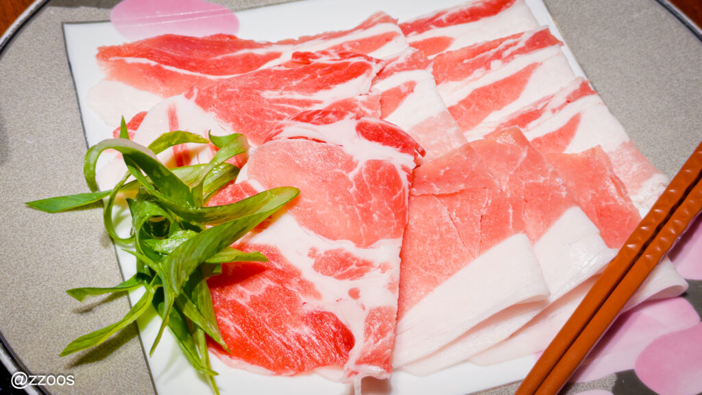 薄切りにされた霧島産黒豚の各部位