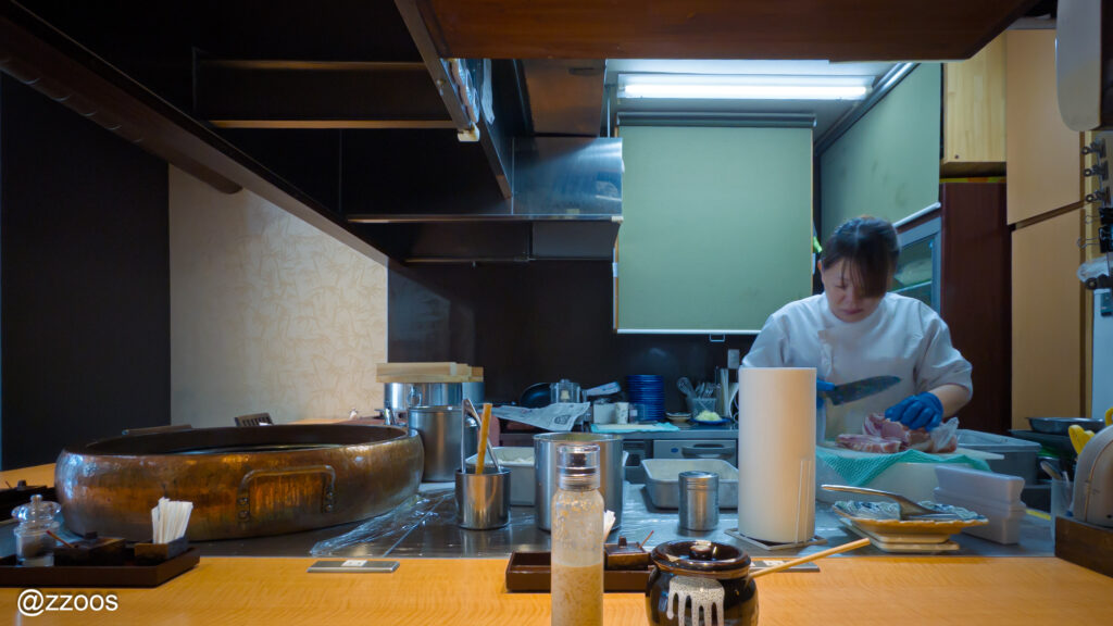 厨房でとんかつを準備している様子