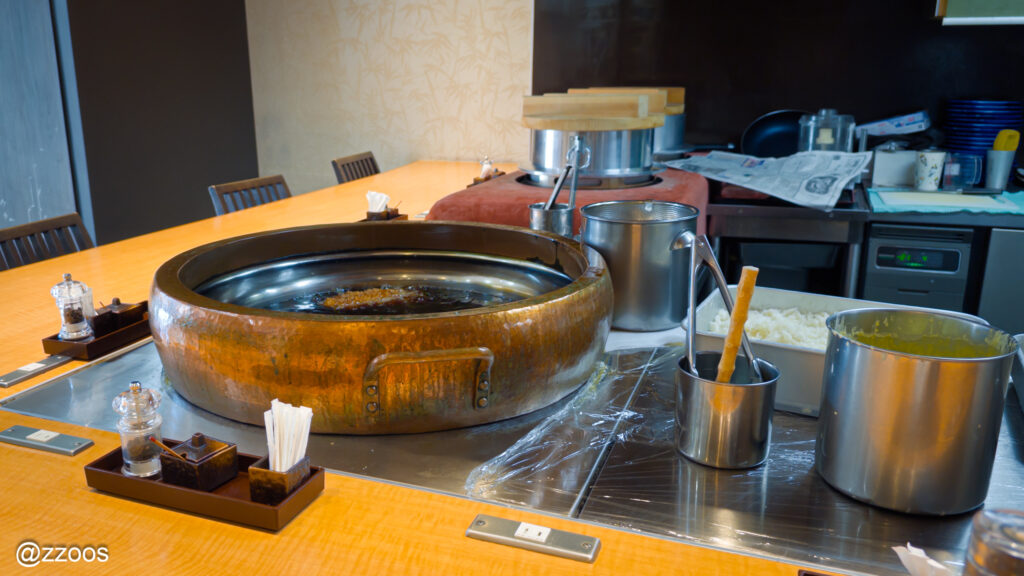 油で揚げられているとんかつ