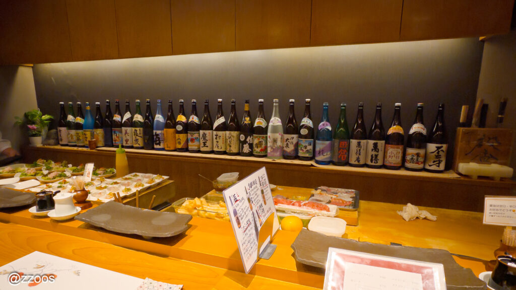 営業前に客を迎える準備が整えられた、すし馨の清潔な厨房とカウンター。