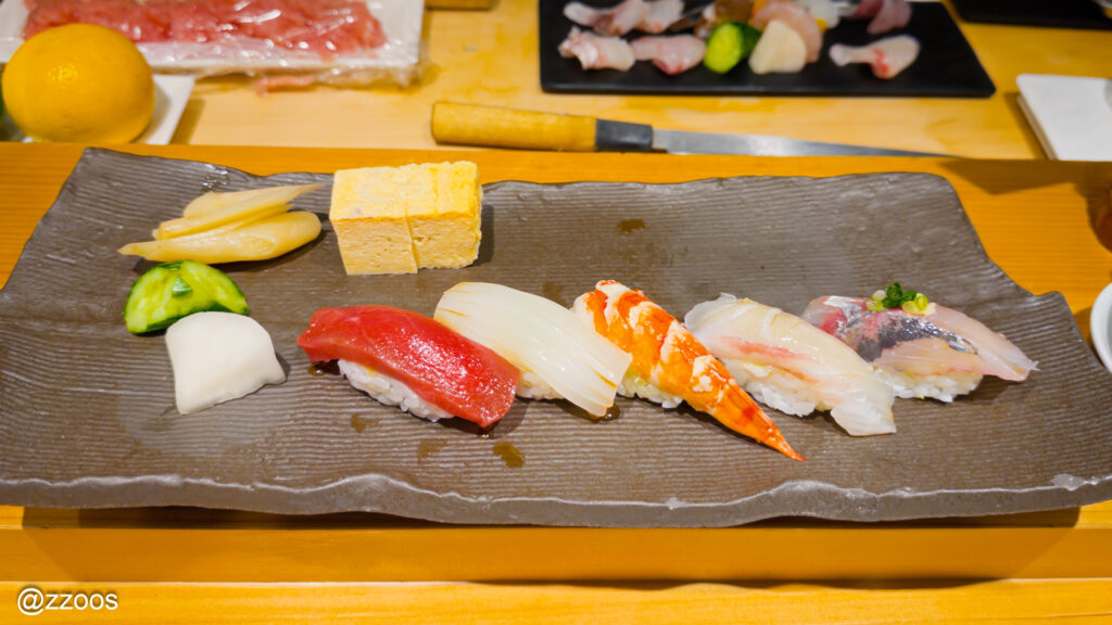 本マグロやミズイカ、車エビなど旬のネタが並ぶスシ。