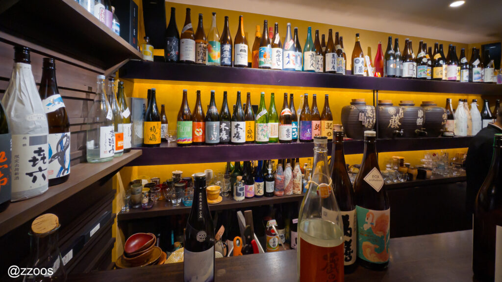 焼酎バーS.A.Oの落ち着いた店内の雰囲気。