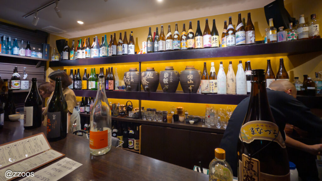 カウンターを中心とした焼酎バーS.A.Oの店内。