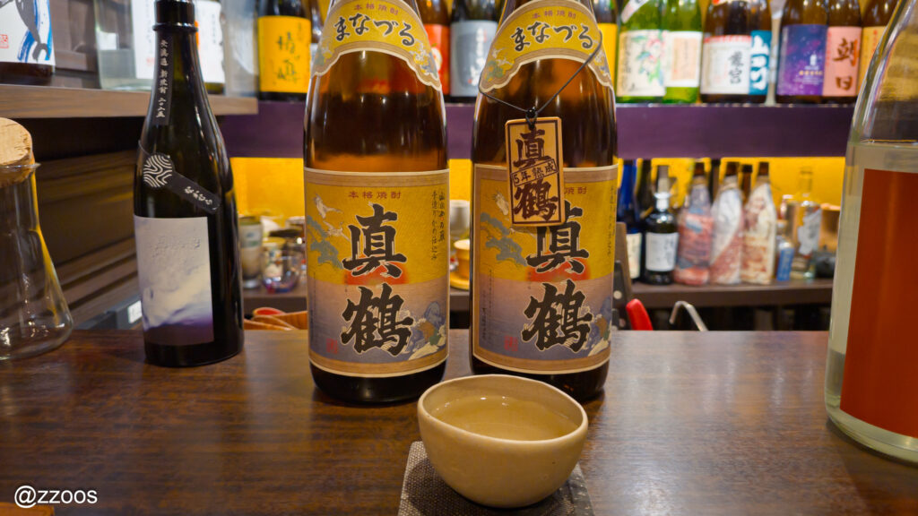 真鶴のボトル2本と、5年熟成の前割りのグラス。