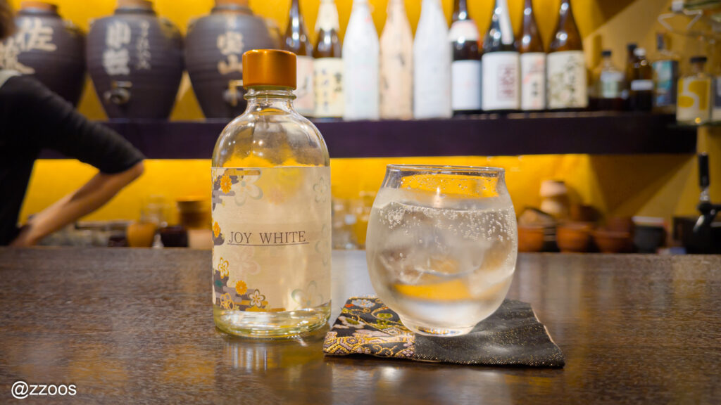 ジョイホワイトのボトルと水割りのグラス。