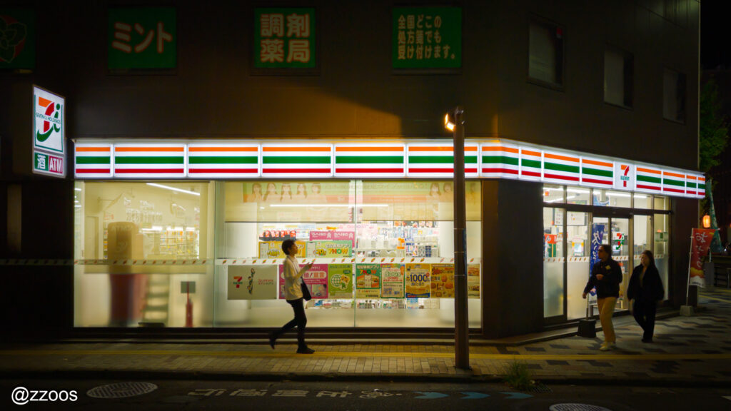 夜の鹿児島の街。セブンイレブンの前の通りの風景。