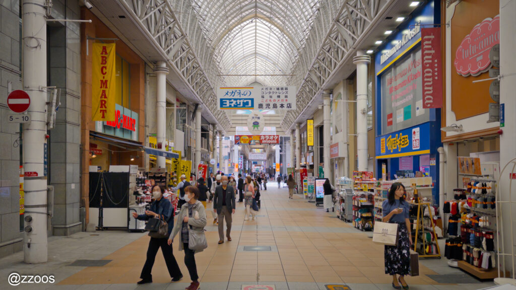 夜の天文館北側にある商店街の風景。