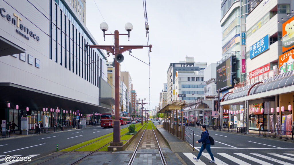夜の天文館前を走る路面電車の通り。